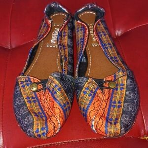 Mad Love, 7, Orange and Black, Tribal, Skull Fabric Flats, EUC